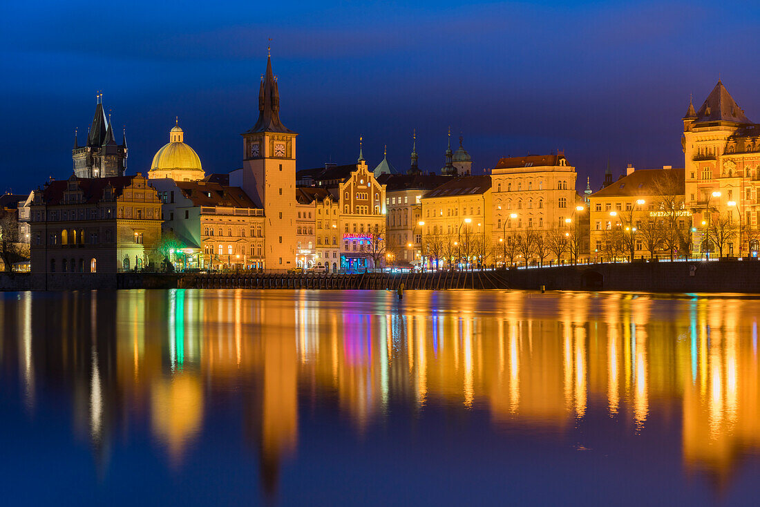 Spiegelung des Bedrich Smetana Museums und des Altstädter Wasserspiels am Smetanovo nabrezi bei Nacht, Prag, Böhmen, Tschechische Republik (Tschechien), Europa