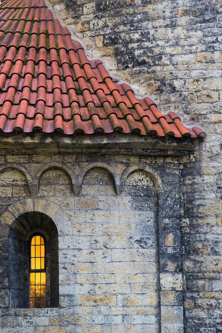 Detail der Fassade mit Dach und Fenster der Rotunde der Heilig-Kreuz-Fundstätte, Altstadt, Prag, Tschechische Republik (Tschechien), Europa