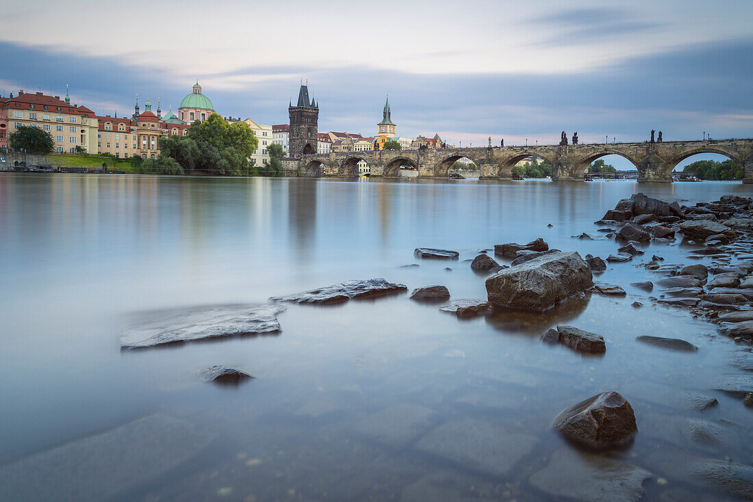 Felsen in der Moldau nahe der Karlsbrücke in der Dämmerung, Prag, Tschechische Republik (Tschechien), Europa