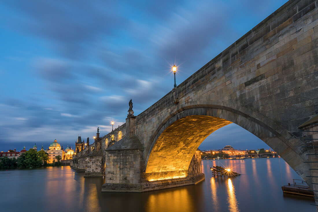 Beleuchteter Bogen der Karlsbrücke in der Dämmerung, UNESCO-Weltkulturerbe, Prag, Böhmen, Tschechische Republik (Tschechien), Europa