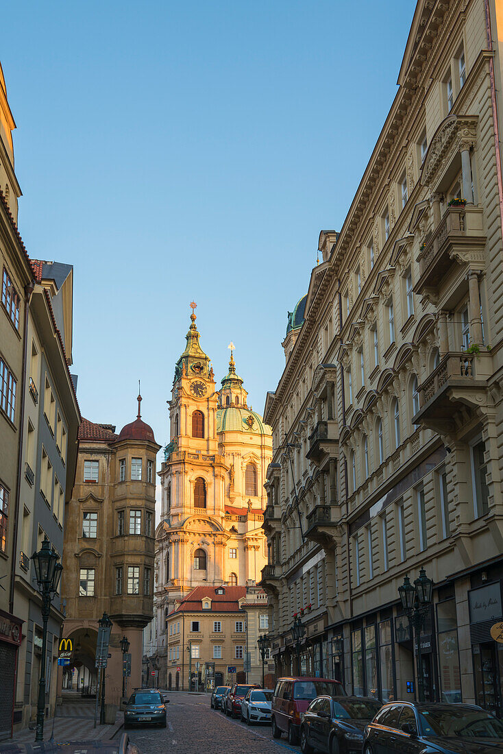 Beleuchtete St.-Nikolaus-Kirche bei Sonnenaufgang, Mala Strana, UNESCO-Weltkulturerbe, Prag, Böhmen, Tschechische Republik (Tschechien), Europa