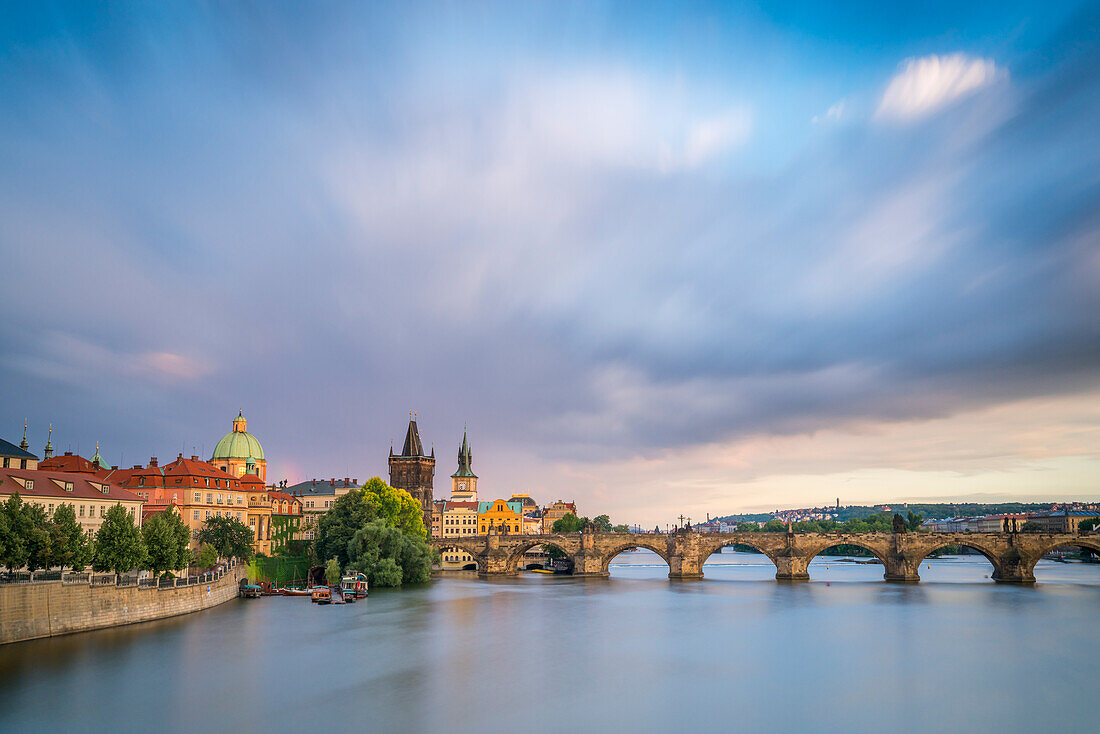 Karlsbrücke und Altstädter Brückenturm, UNESCO-Weltkulturerbe, Prag, Böhmen, Tschechische Republik (Tschechien), Europa