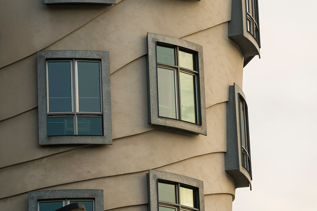 Detail der Fenster des Tanzenden Hauses (Fred und Ginger Haus), Prag, Böhmen, Tschechische Republik (Tschechien), Europa