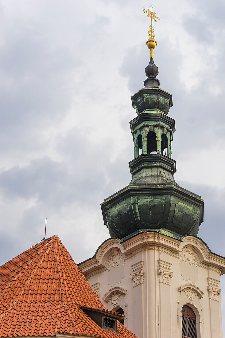 Turm der Kirche Mariä Himmelfahrt auf Strahov, Prag, Tschechische Republik (Tschechien), Europa
