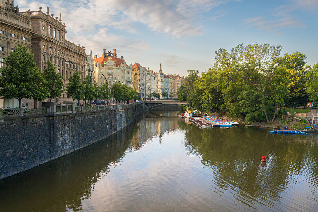 Nationaltheater und Jugendstilgebäude entlang der Moldau und Boote auf der Slovansky-Insel, Prag, Tschechische Republik (Tschechien), Europa