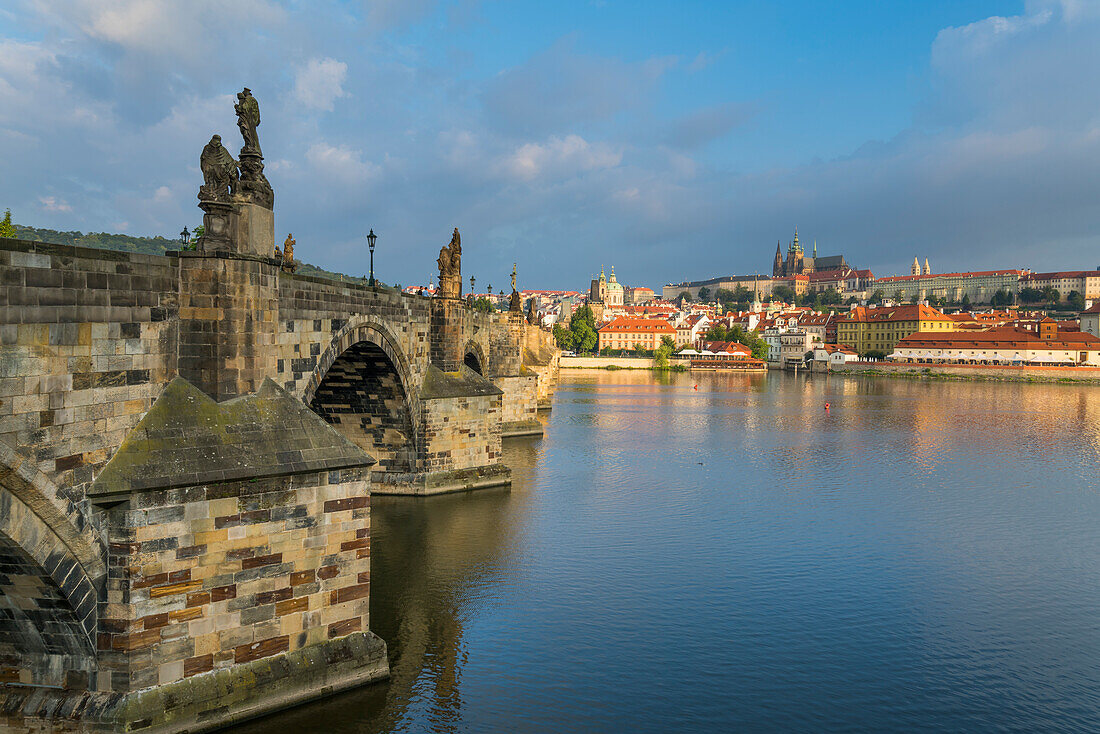 Prager Burg und Karlsbrücke an der Moldau bei Sonnenaufgang, UNESCO-Weltkulturerbe, Prag, Böhmen, Tschechische Republik (Tschechien), Europa