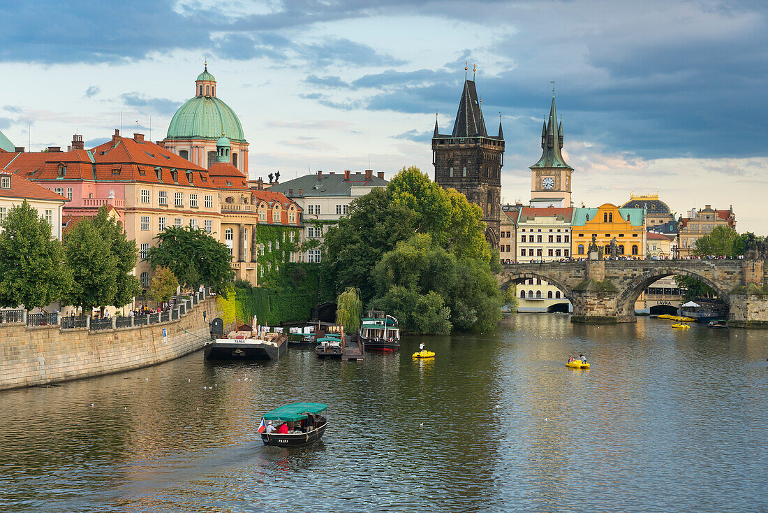 Boat going towards Charles Bridge, Prague, Bohemia, Czech Republic (Czechia), Europe