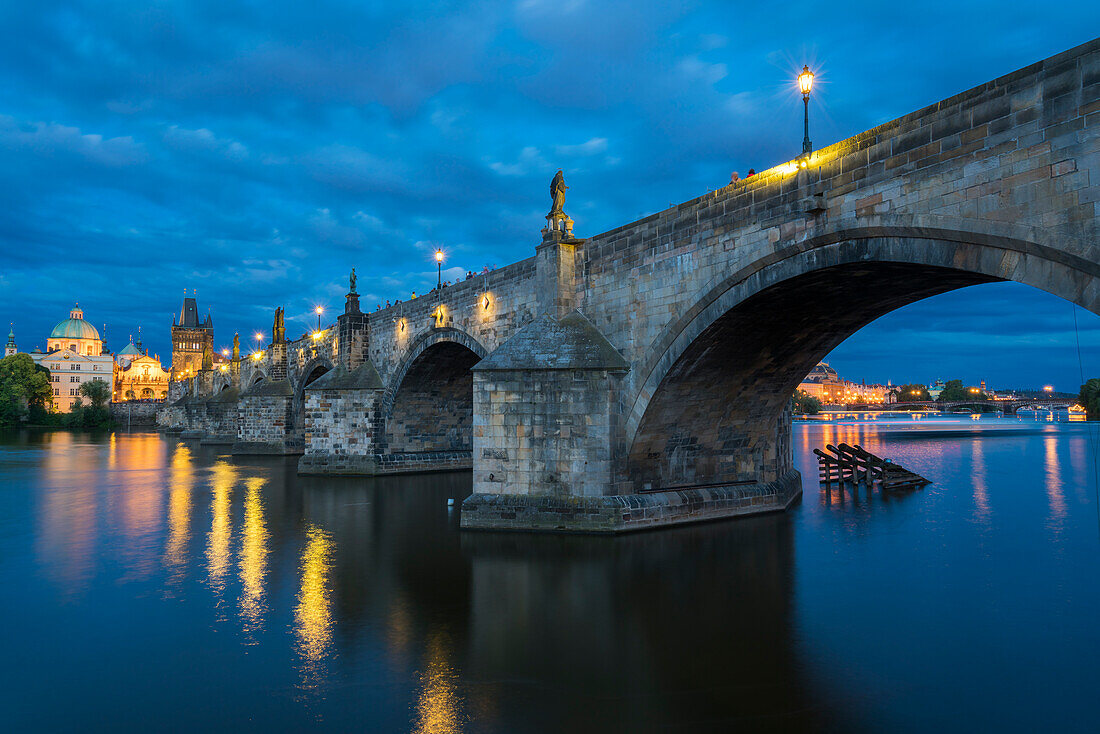 Tiefblick auf die Bögen der Karlsbrücke in der Dämmerung, UNESCO-Welterbe, Prag, Böhmen, Tschechische Republik (Tschechien), Europa