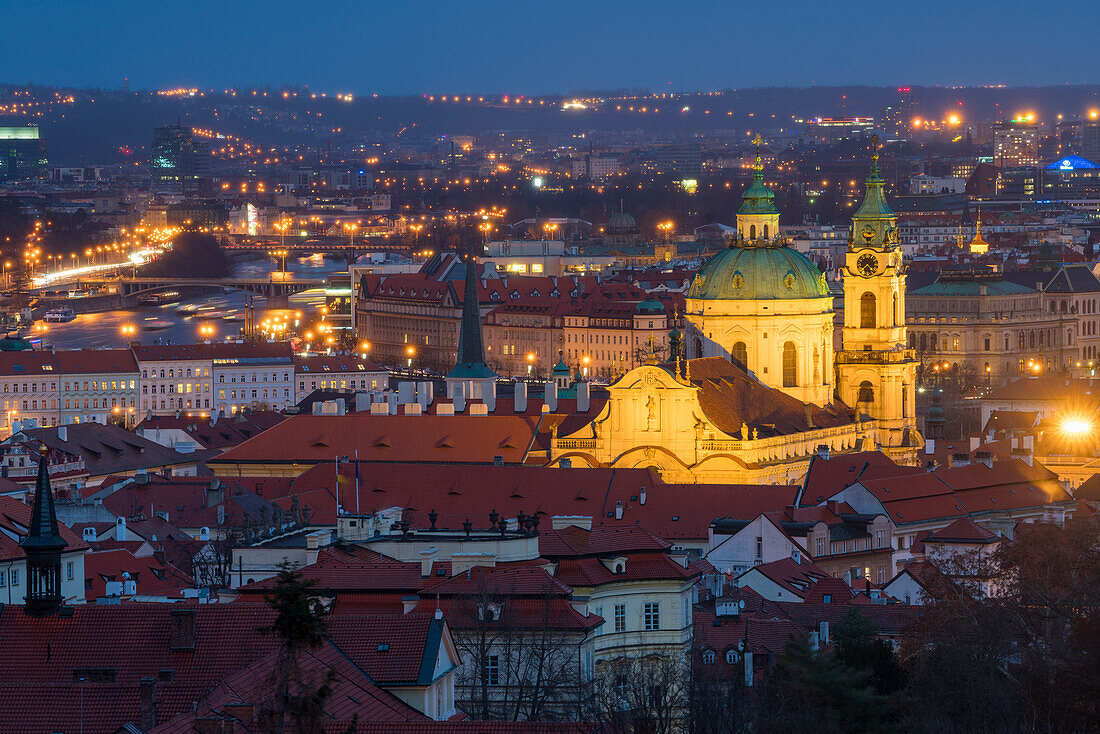 Beleuchtete St.-Nikolaus-Kirche bei Nacht, Mala Strana, UNESCO-Welterbe, Prag, Böhmen, Tschechische Republik (Tschechien), Europa