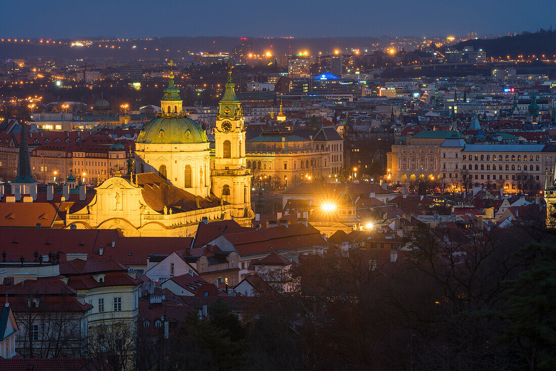 Beleuchtete St.-Nikolaus-Kirche bei Nacht, Mala Stranar, UNESCO-Welterbe, Prag, Böhmen, Tschechische Republik (Tschechien), Europa
