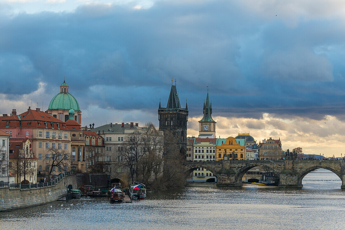 Karlsbrücke und Kirche des Heiligen Franz von Assisi mit Altstädter Brückenturm, UNESCO-Welterbe, Prag, Böhmen, Tschechische Republik (Tschechien), Europa