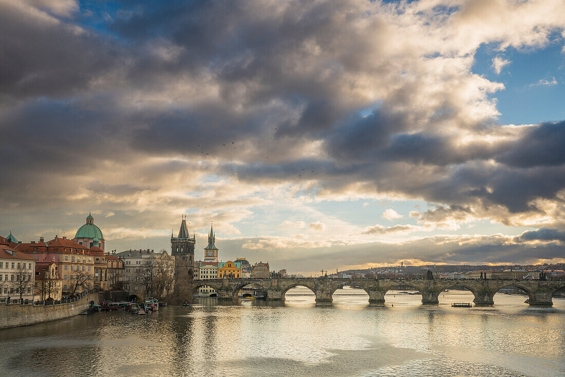 Charles Bridge and Old Town Bridge Tower, UNESCO World Heritage Site, Prague, Bohemia, Czech Republic (Czechia), Europe