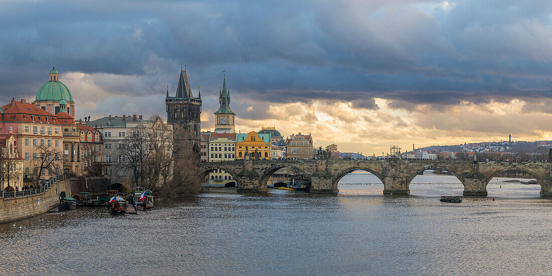 Karlsbrücke und Kirche des Heiligen Franz von Assisi mit Altstädter Brückenturm, UNESCO-Welterbe Prag, Böhmen, Tschechische Republik (Tschechien), Europa