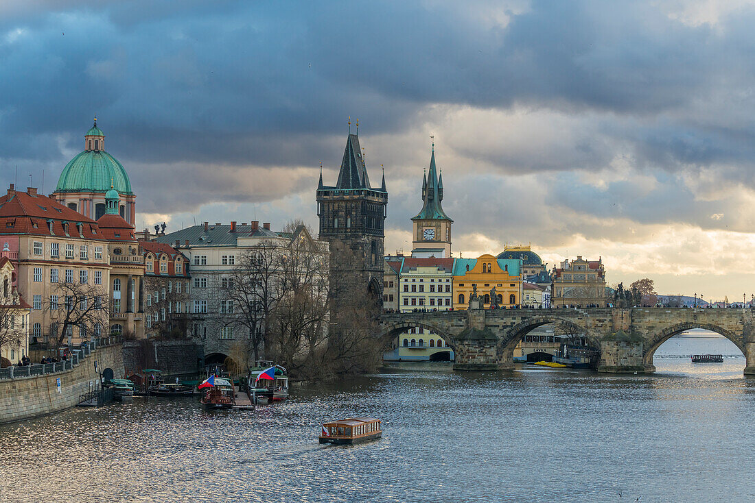 Karlsbrücke und Kirche des Heiligen Franz von Assisi mit Altstädter Brückenturm, UNESCO-Weltkulturerbe, Prag, Böhmen, Tschechische Republik (Tschechien), Europa