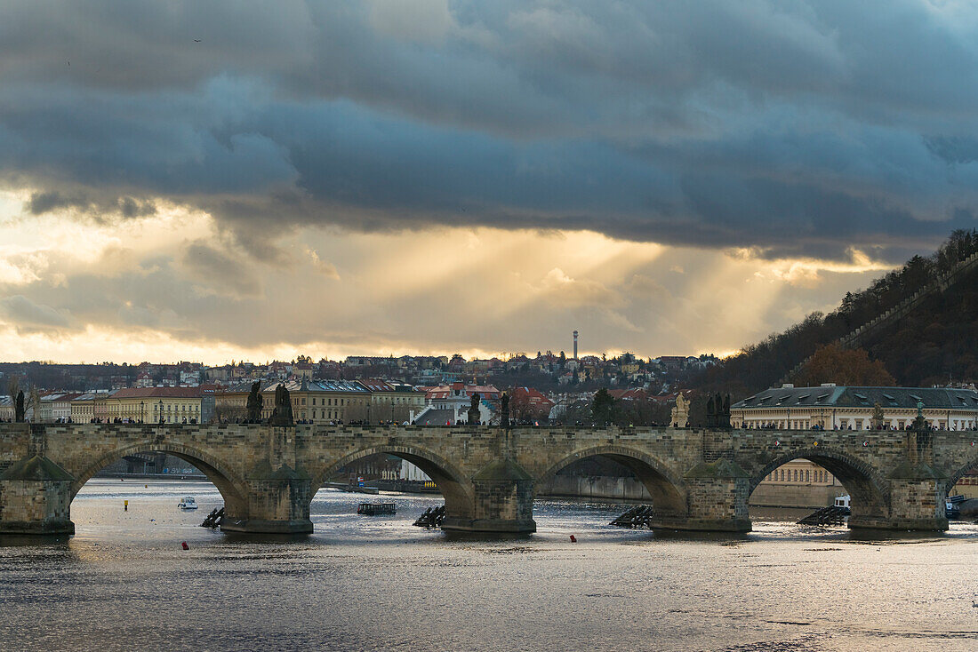 Karlsbrücke vor dramatischem Himmel, UNESCO-Weltkulturerbe, Prag, Böhmen, Tschechische Republik (Tschechien), Europa
