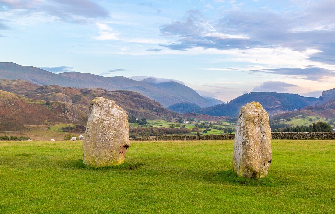 Der neolithische Steinkreis von Castlerigg aus der Zeit um 3000 v. Chr., bei Keswick, Lake District National Park, UNESCO-Welterbe, Cumbria, England, Vereinigtes Königreich, Europa