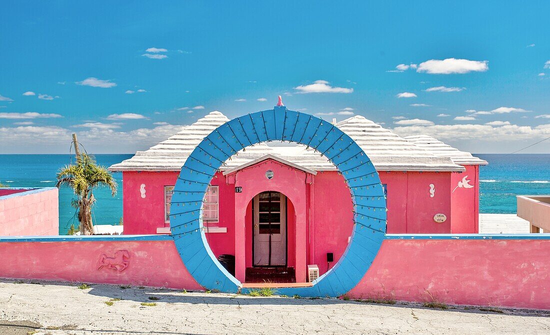 Farbenfrohes Haus auf den Bermudas mit traditionellem Mondtor im Vordergrund, Bermuda, Atlantik, Nordamerika