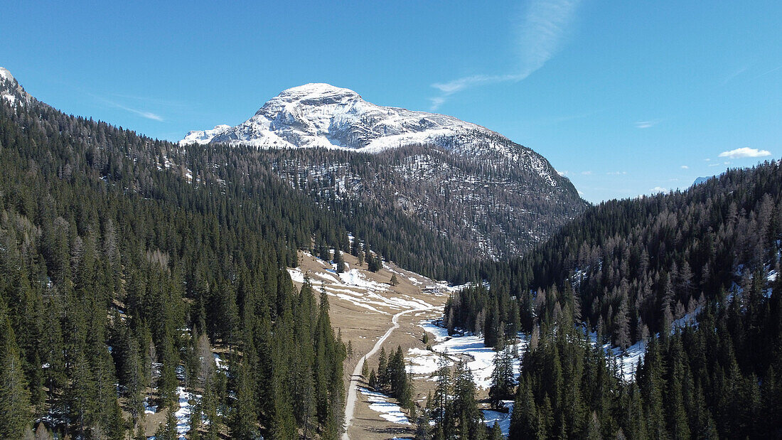 Croda da Rancona mit Schnee auf dem Gipfel in den Bergen bei Cortina d'Ampezzo, Dolomiten, Belluno, Italien, Europa