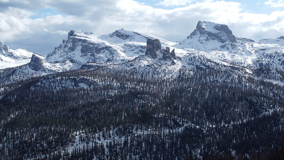 Cinque Torri, Averau und Ra gusela schneebedeckt an einem sonnigen Tag bei Cortina d'Ampezzo, Dolomiten, Belluno, Italien, Europa