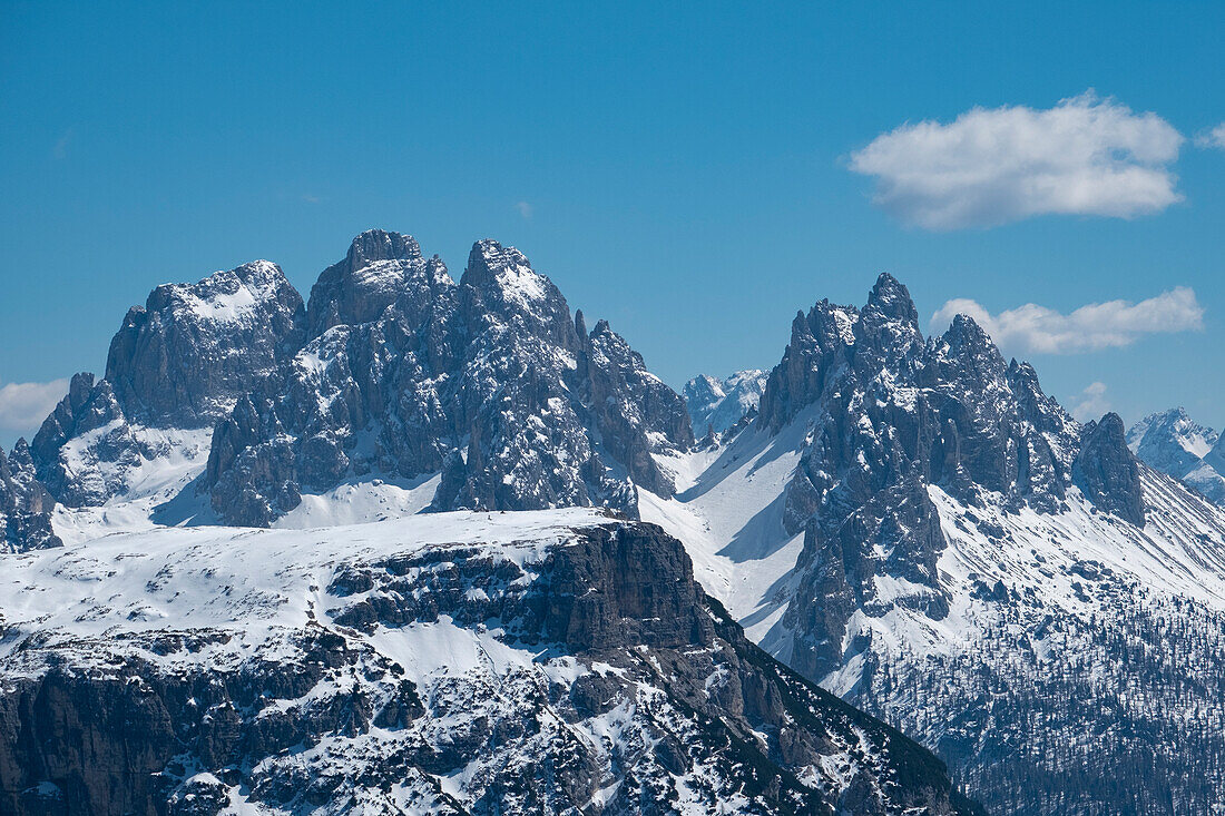 Der schneebedeckte Berg Cristallo an einem sonnigen Tag, Cortina d'Ampezzo, Dolomiten, Belluno, Italien, Europa