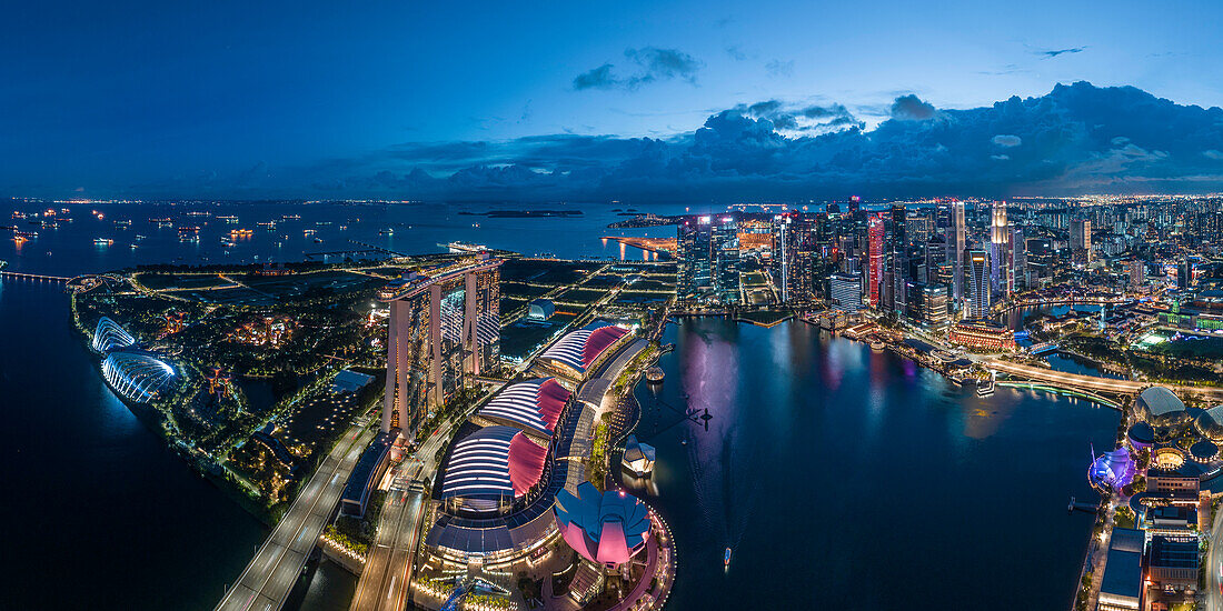Luftaufnahme des Marina Bay Sands und des Stadthafens von Singapur bei Nacht, Singapur, Südostasien, Asien