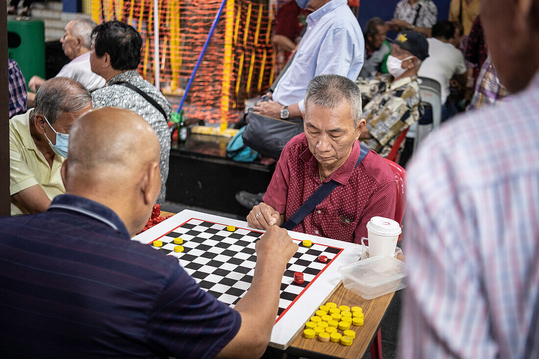 Männer spielen Dame, Chinatown, Singapur, Südostasien, Asien