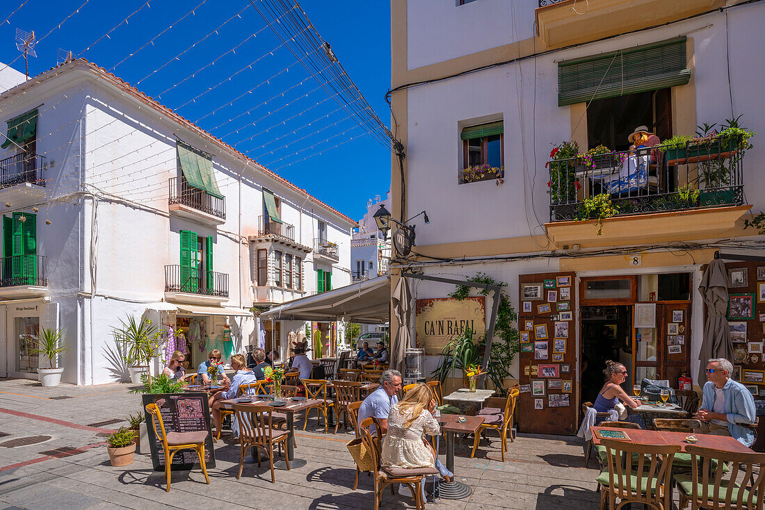 Blick auf Bar und Restaurant im Stadtteil Dalt Vila, Ibiza-Stadt, Eivissa, Balearen, Spanien, Mittelmeer, Europa