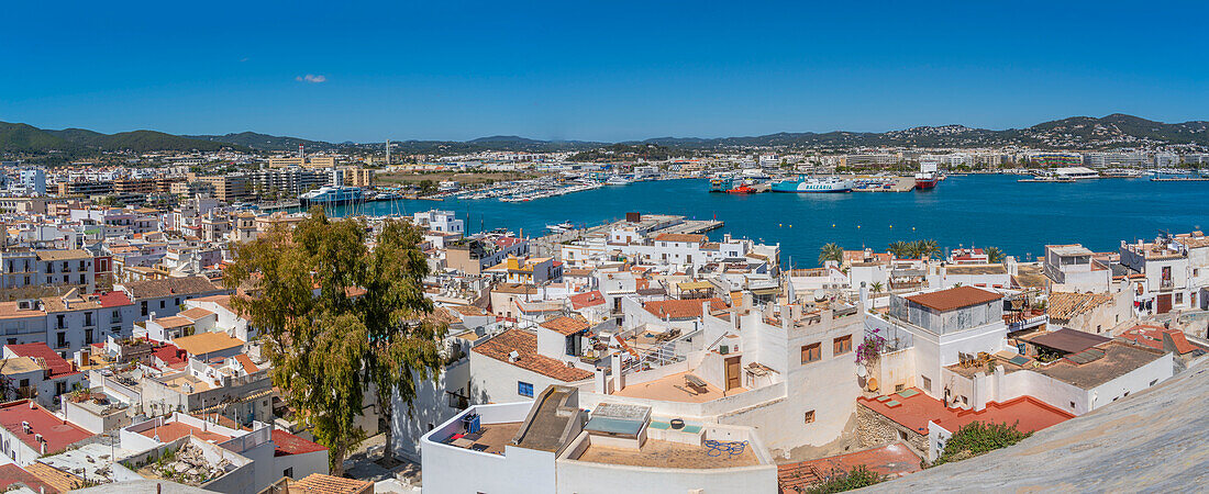 Blick auf Dalt Vila und Hafen von der Stadtmauer aus, UNESCO-Weltkulturerbe, Ibiza-Stadt, Eivissa, Balearen, Spanien, Mittelmeer, Europa