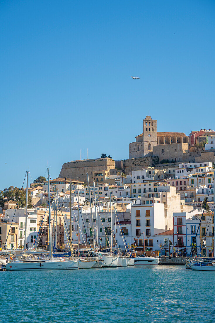 Blick auf Dalt Vila und Kathedrale vom Hafen aus, UNESCO-Weltkulturerbe, Ibiza-Stadt, Eivissa, Balearen, Spanien, Mittelmeer, Europa