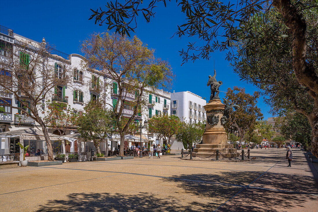 Blick auf den Platz Vara de Rei und Dalt Vila, UNESCO-Weltkulturerbe, Ibiza-Stadt, Eivissa, Balearen, Spanien, Mittelmeer, Europa