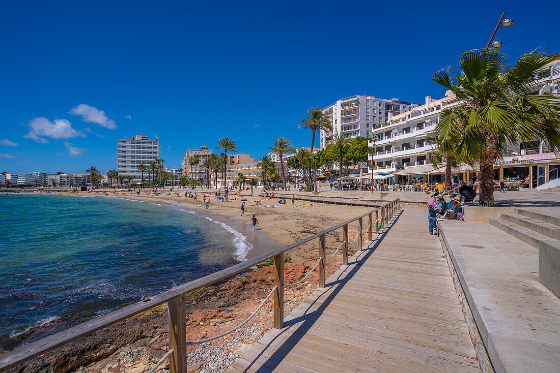 Blick auf Cafés und Bars an der Strandpromenade von Playa Den Bossa, Ibiza-Stadt, Eivissa, Balearen, Spanien, Mittelmeer, Europa