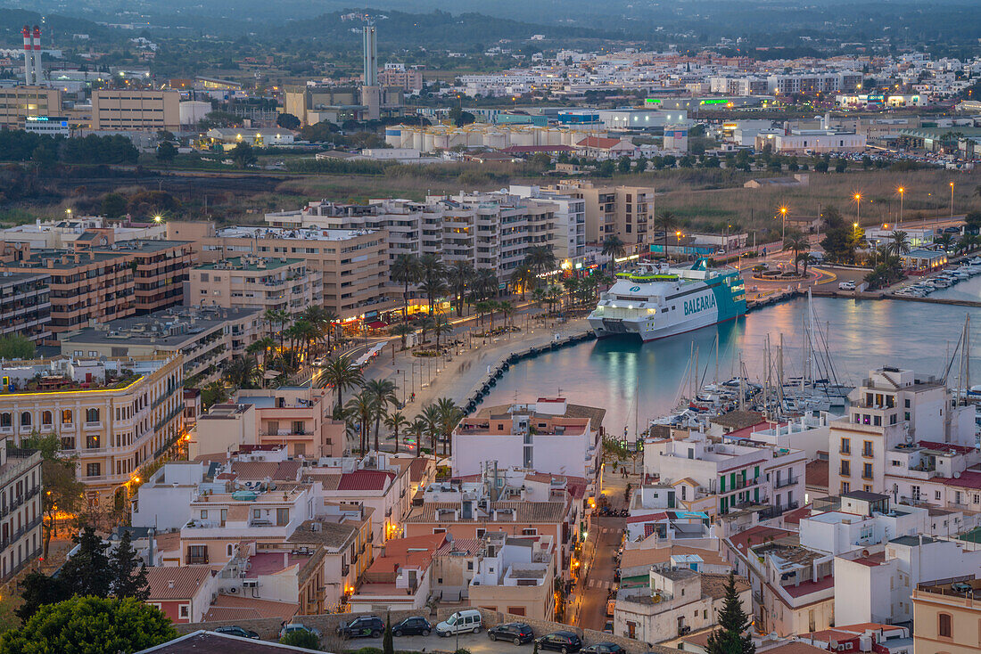 Blick von oben auf den Hafen, den Stadtteil Dalt Vila und die Stadtmauer in der Abenddämmerung, UNESCO-Weltkulturerbe, Ibiza-Stadt, Eivissa, Balearen, Spanien, Mittelmeer, Europa