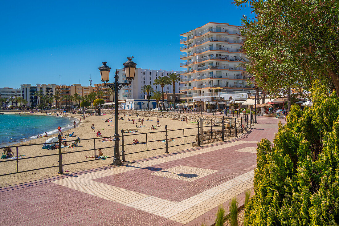 Blick auf Promenade und Playa De Santa Eulalia, Santa Eularia des Riu, Ibiza, Balearen, Spanien, Mittelmeer, Europa