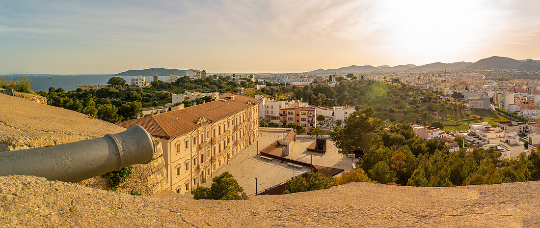 Blick von oben auf die Stadtmauer und Ibiza-Stadt, UNESCO-Weltkulturerbe, Ibiza-Stadt, Eivissa, Balearen, Spanien, Mittelmeer, Europa