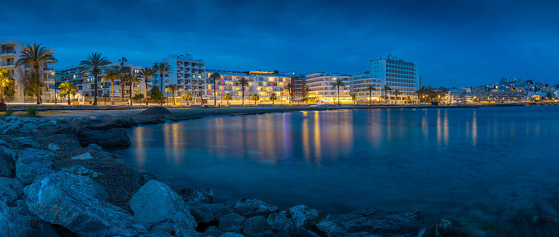 Blick auf den Strand Platja de ses Figueretes in der Abenddämmerung, Ibiza-Stadt, Ibiza, Balearische Inseln, Spanien, Mittelmeer, Europa