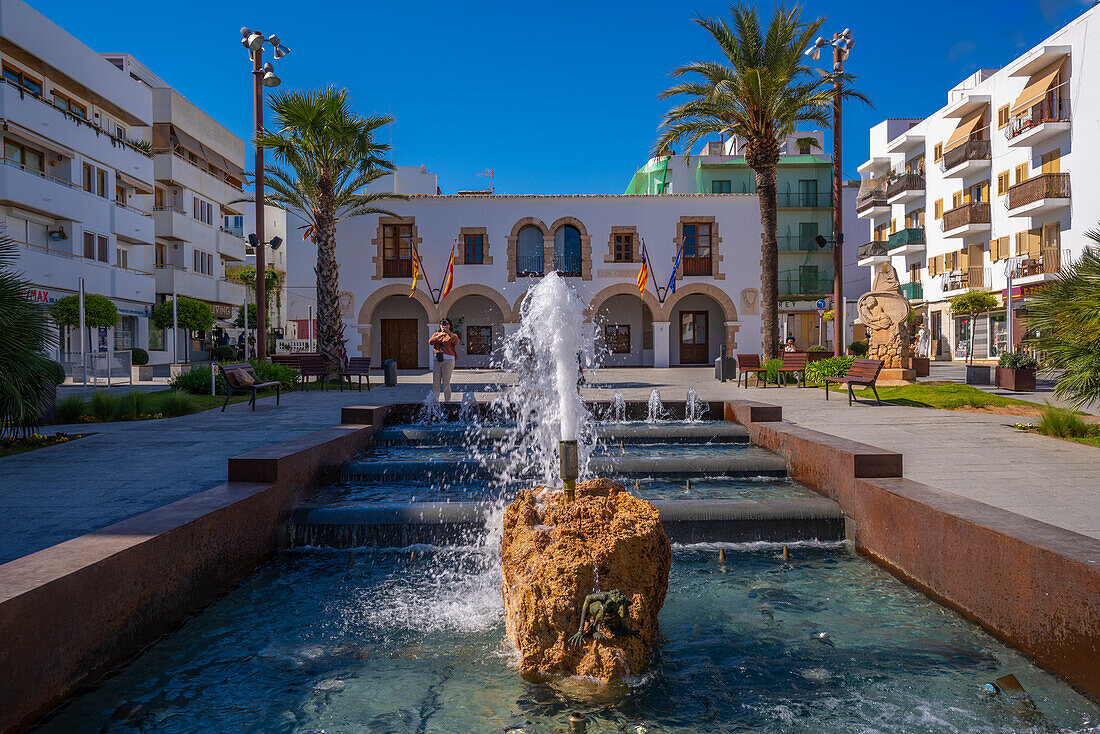 Ansicht des Rathauses und des Brunnens am Passeig de s'Alamera, Santa Eularia des Riu, Ibiza, Balearen, Spanien, Mittelmeer, Europa