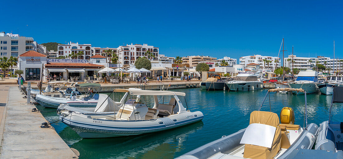 Blick auf Boote und Restaurants in der Marina Santa Eulalia, Santa Eularia des Riu, Ibiza, Balearen, Spanien, Mittelmeer, Europa