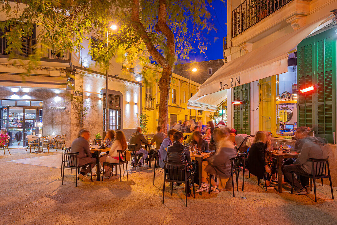 Blick auf Restaurant und Bar in Dalt Vila in der Abenddämmerung, UNESCO-Weltkulturerbe, Ibiza-Stadt, Eivissa, Balearen, Spanien, Mittelmeer, Europa