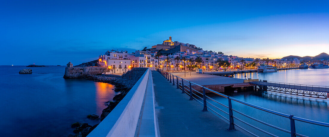 Blick auf die Kathedrale und Dalt Vila vom Hafen aus in der Abenddämmerung, UNESCO-Weltkulturerbe, Ibiza-Stadt, Eivissa, Balearen, Spanien, Mittelmeer, Europa