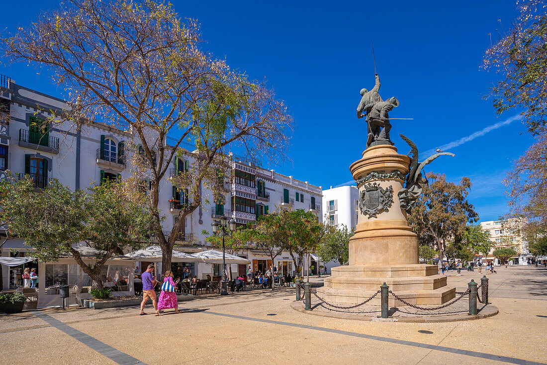 Blick auf Statue, Restaurants und Cafés auf dem Platz Vara de Rei, UNESCO-Weltkulturerbe, Ibiza-Stadt, Eivissa, Balearen, Spanien, Mittelmeer, Europa