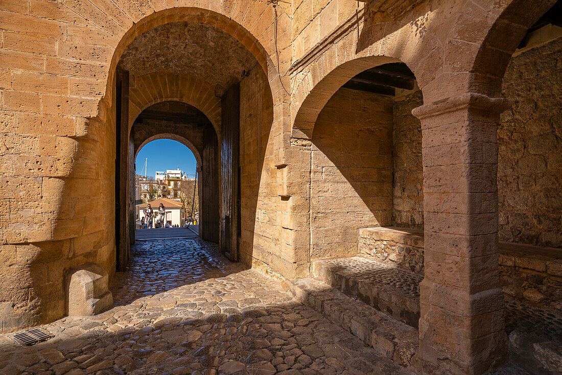 Blick auf die Soportales del Rastrillo in Dalt Vila, UNESCO-Weltkulturerbe, Ibiza-Stadt, Eivissa, Balearen, Spanien, Mittelmeer, Europa
