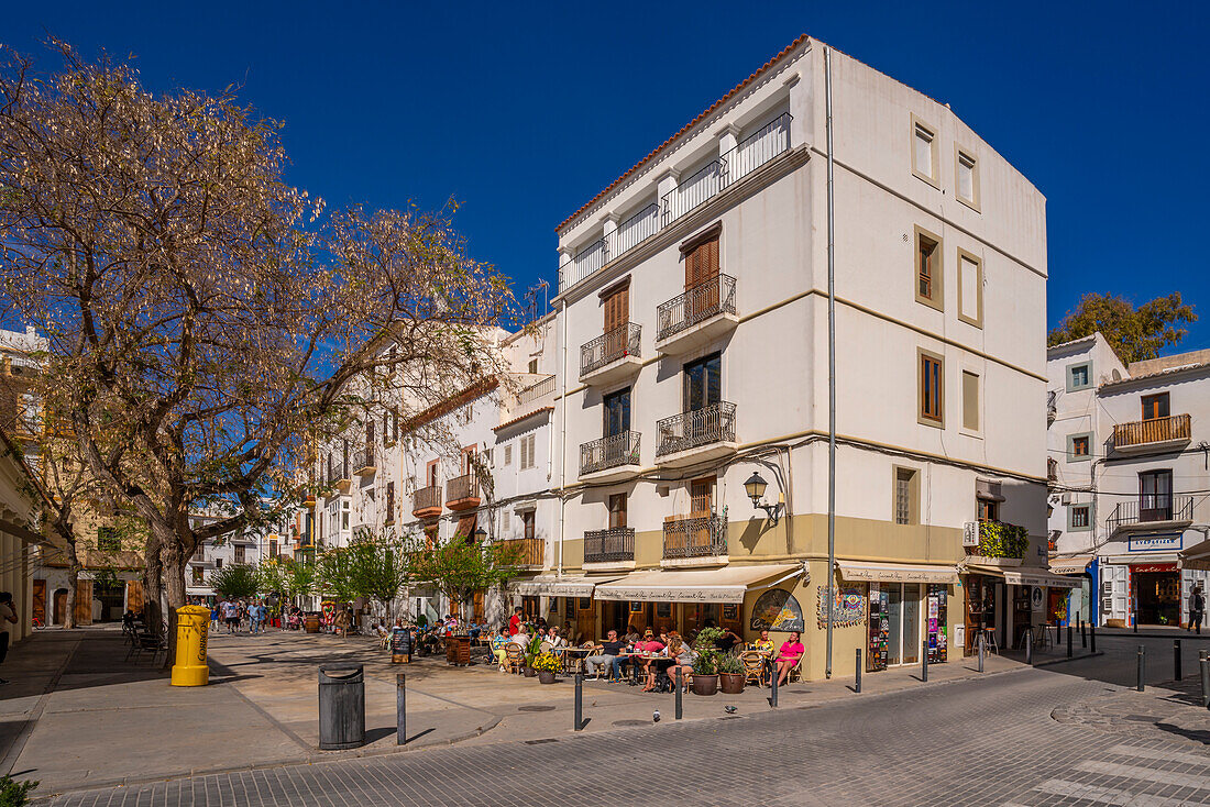 Blick auf Restaurants und Cafés in Dalt Vila, UNESCO-Weltkulturerbe, Ibiza-Stadt, Eivissa, Balearen, Spanien, Mittelmeer, Europa