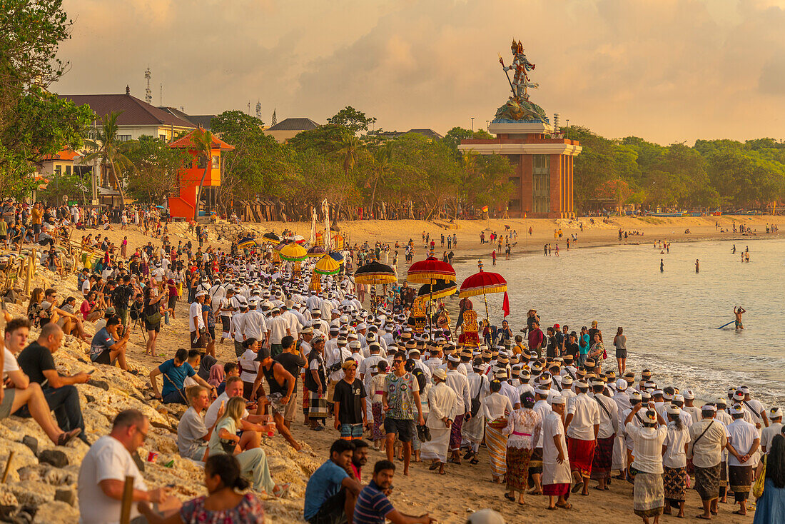 Blick auf farbenfrohe Opferprozession am Kuta Beach für Nyepi, balinesisches Neujahrsfest, Kuta, Bali, Indonesien, Südostasien, Asien