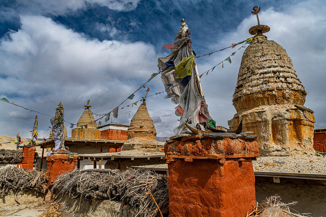 Stupas (Chorten) im Dorf Lo-Manthang, Königreich Mustang, Himalaya, Nepal, Asien