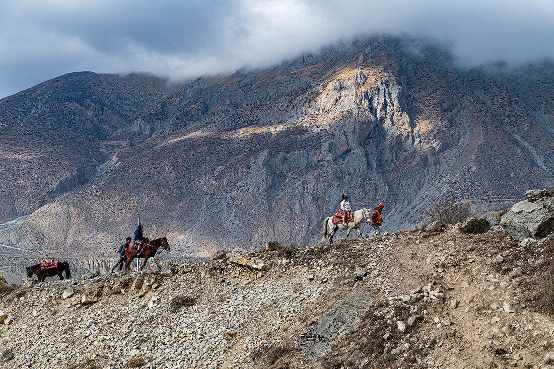 Reiter auf dem Weg zum Vishnu-Tempel, Muktinath-Tal, Königreich Mustang, Himalaya, Nepal, Asien
