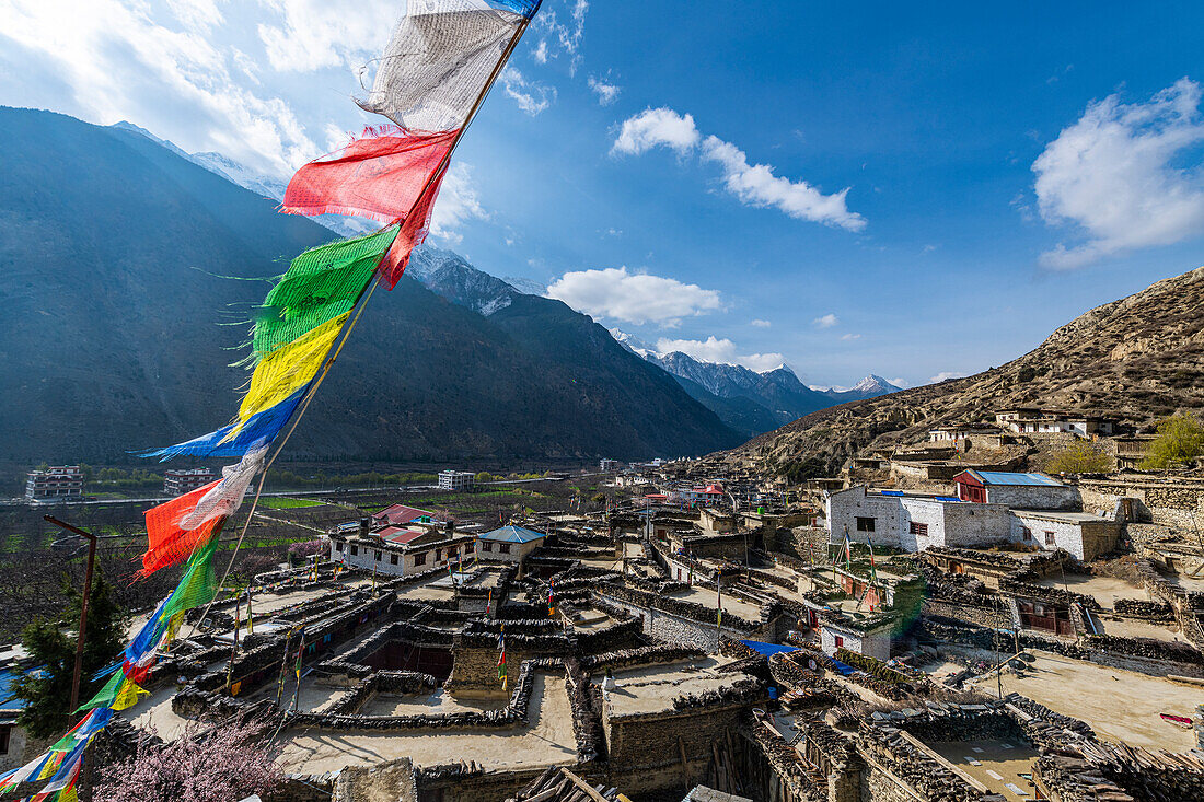 Historisches Dorf von Marpha und Gebetsfahnen, Jomsom, Himalaya, Nepal, Asien