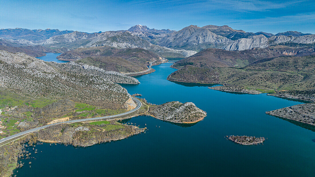 Luftaufnahme der Berge und des Sees Embalse de Luna, Asturien, Spanien, Europa