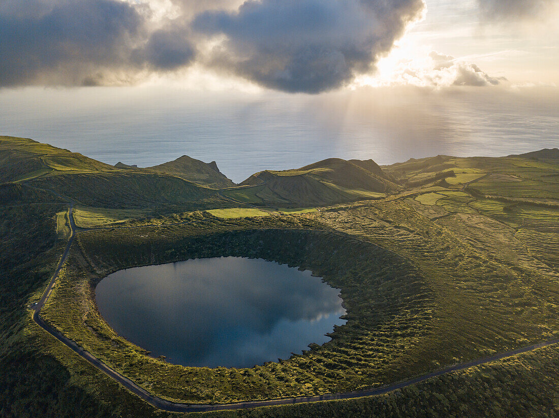 Luftaufnahme des Caldeira Rasa Sees auf der Insel Flores und des Sonnenuntergangs über dem Meer, Azoren, Portugal, Atlantik, Europa