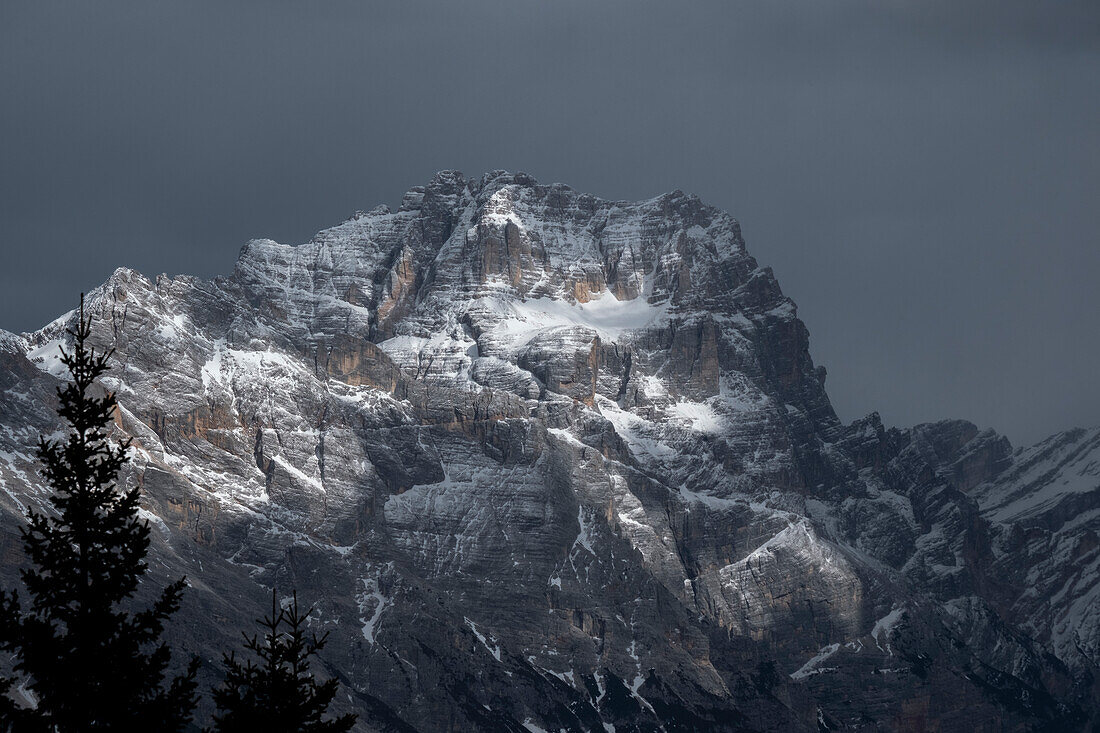 Berg Pomagagnon mit unberührtem Schnee an einem bewölkten Tag, Dolomiten, Belluno, Venetien, Italien, Europa