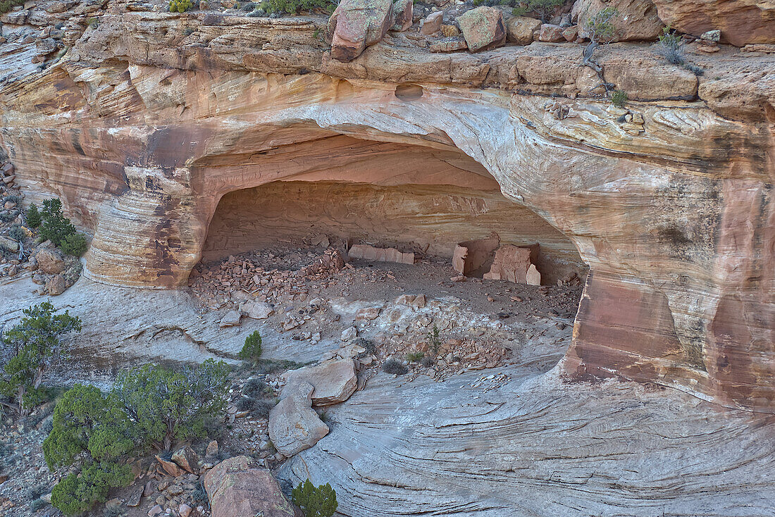 Die gespenstischen Massacre House Ruins im Canyon del Muerto (Canyon der Toten), am nördlichen Ende des Canyon De Chelly, Ort eines Navajo-Massakers durch spanische Soldaten im Jahr 1825, Arizona, Vereinigte Staaten von Amerika, Nordamerika